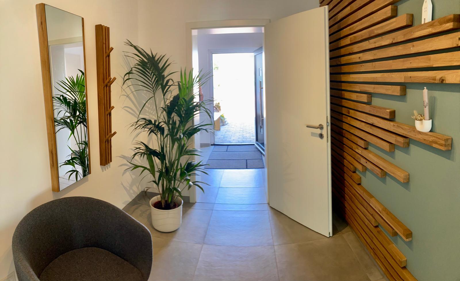 Flur - Einladender Empfangsbereich unserer Praxis